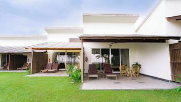 Deluxe Room, Sea View | Desk, blackout curtains, iron/ironing board, free WiFi