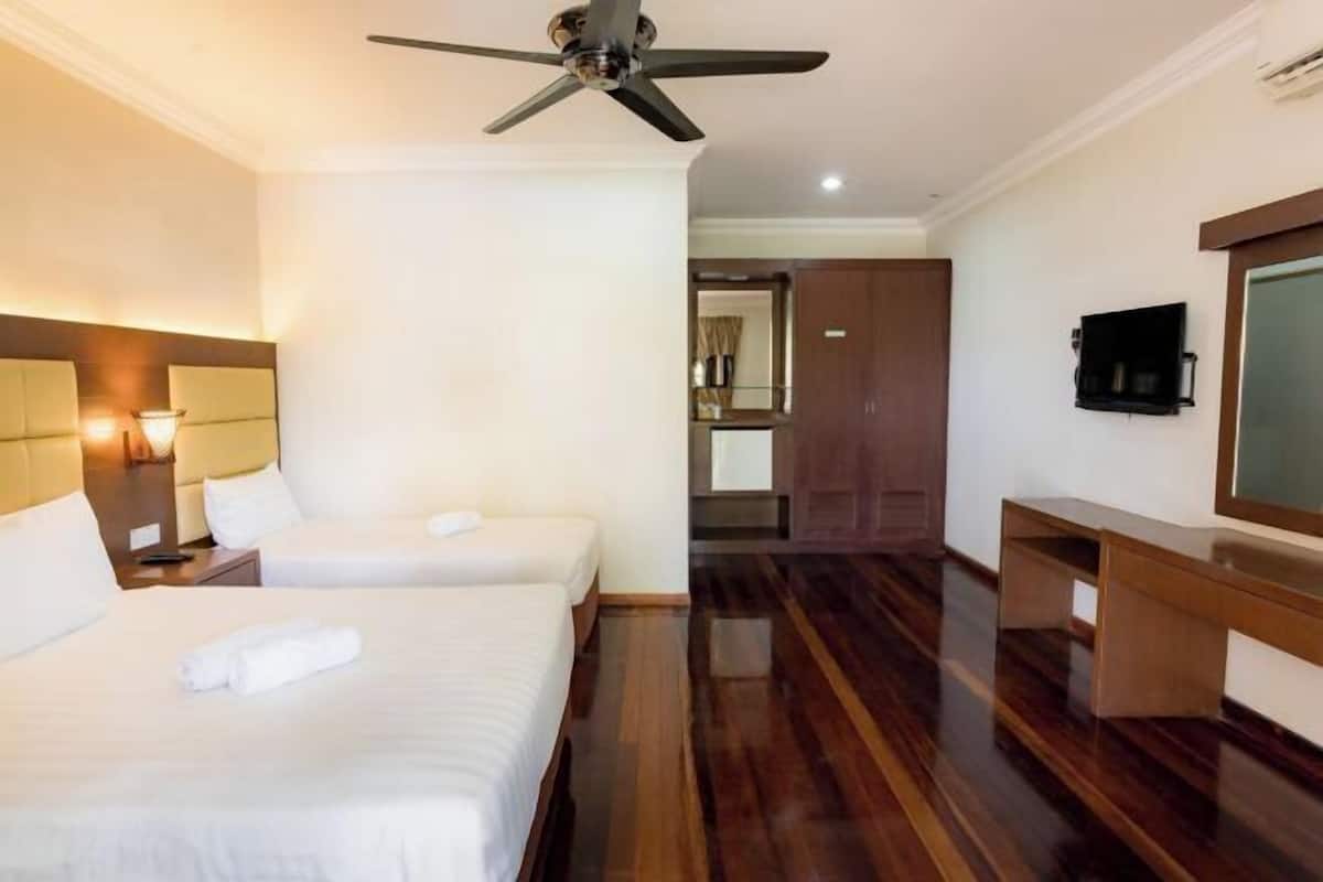 Escritorio, cortinas blackout y tabla de planchar con plancha