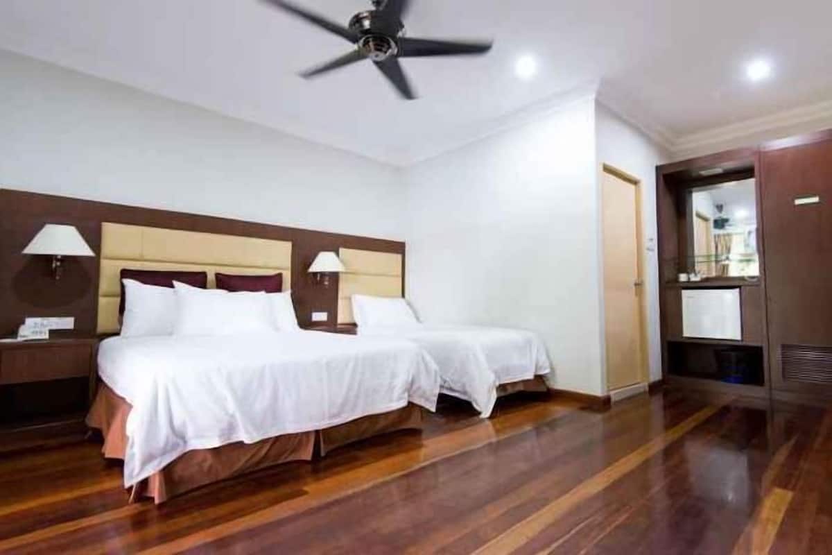 Escrivaninha, cortinas blackout, ferros/tábuas de passar roupa