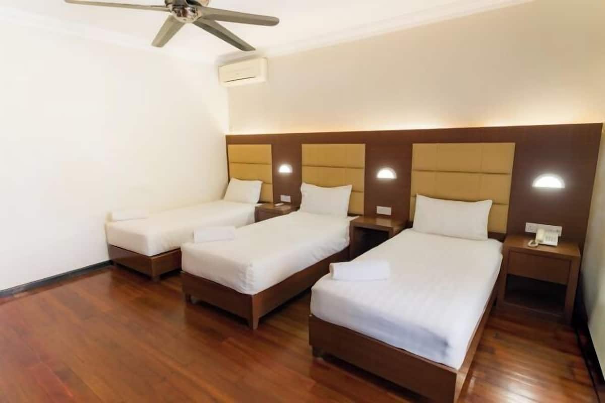 Escritorio, cortinas blackout y tabla de planchar con plancha