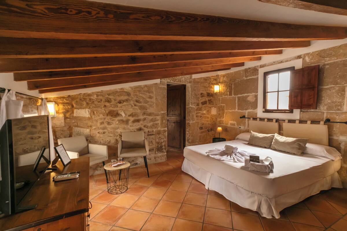 Minibar, coffre-fort, bureau, accès au Wi-Fi (inclus)