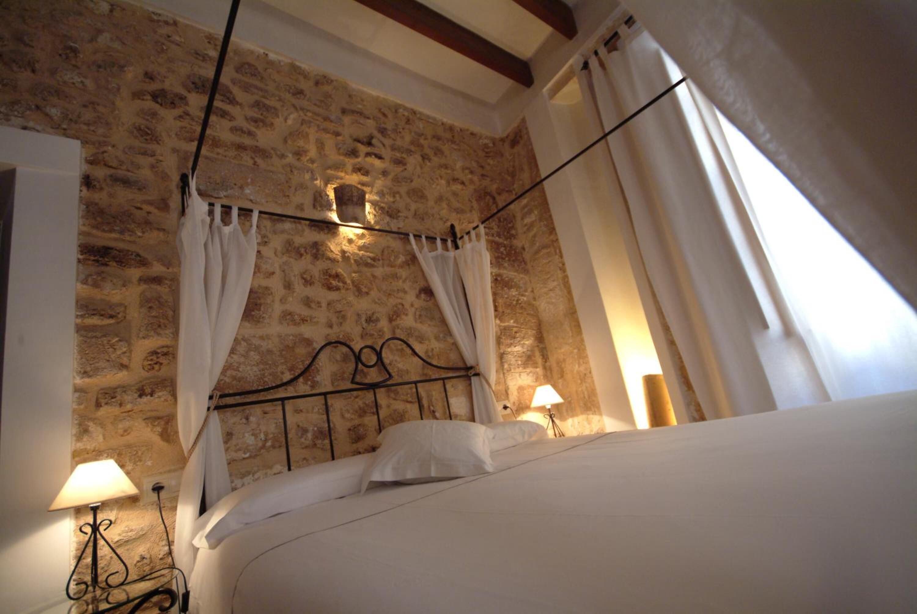 double room | minibar, in-room safe, individually decorated, individually furnished