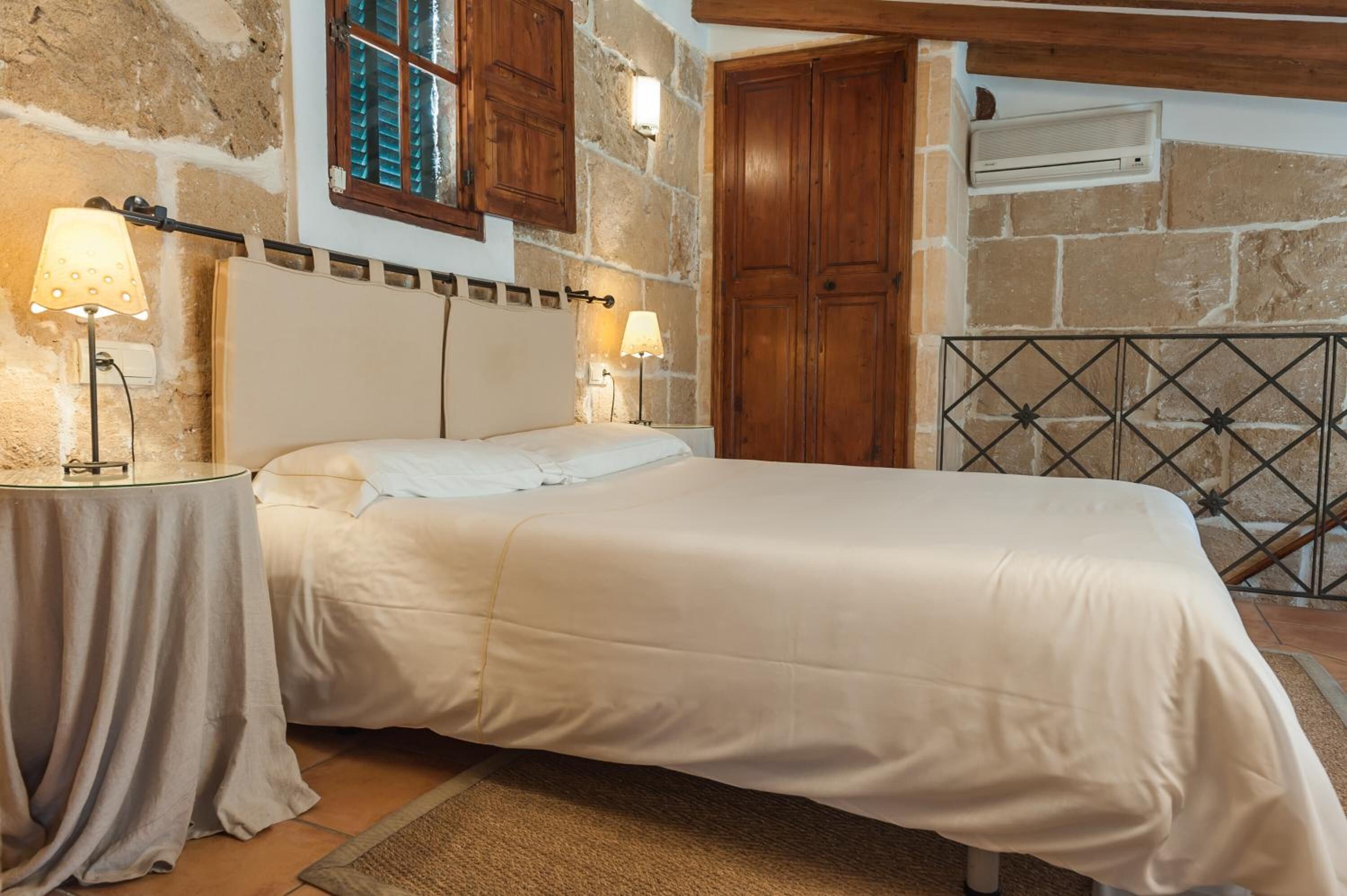 double room | minibar, in-room safe, individually decorated, individually furnished