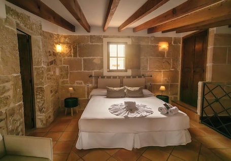 Minibar, caja de seguridad en la habitación y decoración personalizada