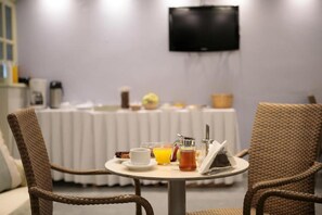 Sarapan bufet setiap hari dengan fi 