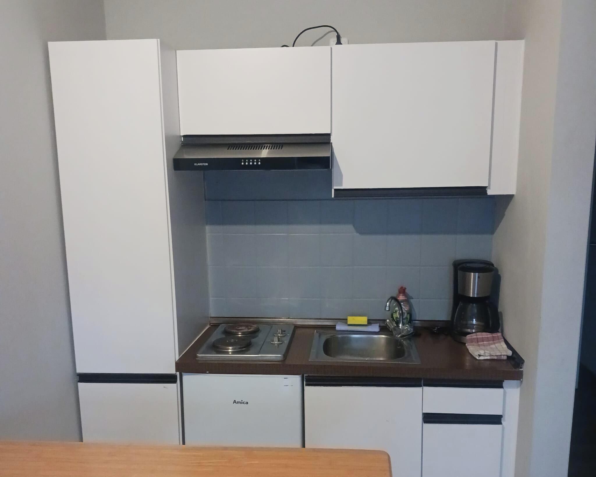 Standard-Dreibettzimmer | Wohnbereich | 30-Zoll-Fernseher mit Satellitenempfang