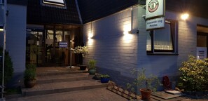 A building with a sign reading "Zimmer Bestätigt" indicating available rooms. - Pension Strohm im Lieth-Café (Bad Fallingbostel)