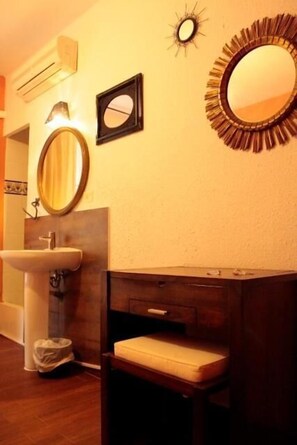 Free toiletries, hair dryer, towels - Hostal El Cid (Valencia)