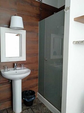 Doppel- oder Zweibettzimmer (with shower) | Dusche im Bad