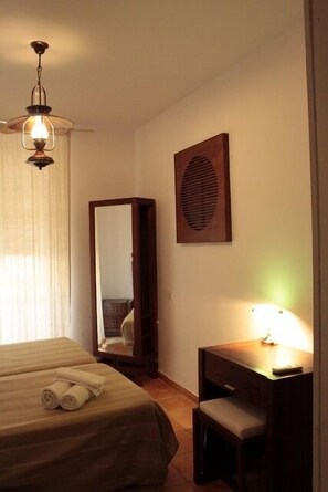 Double or Twin Room, Private Bathroom | Individually decorated, blackout curtains, iron/ironing board - Hostal El Cid (Valencia)