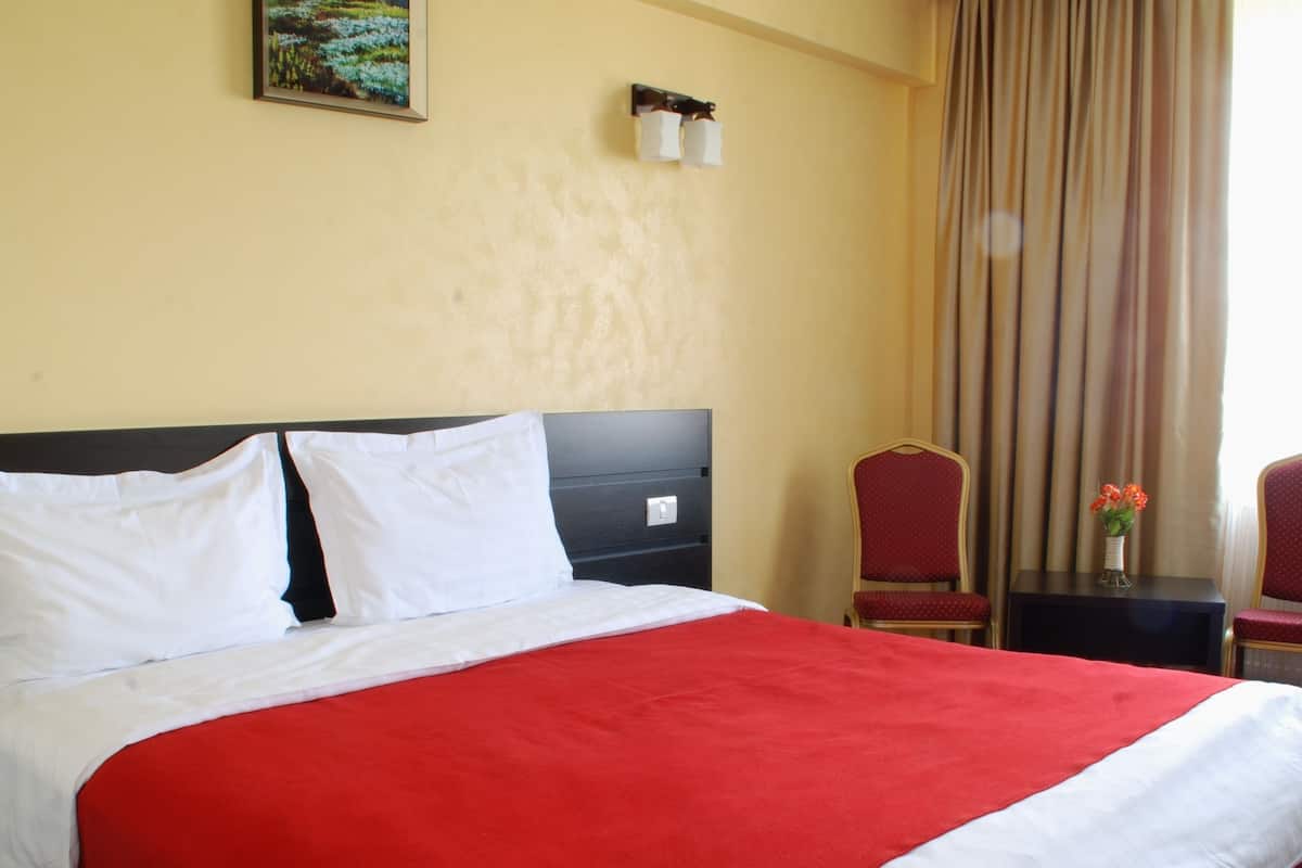 business double room | pillow-top beds, minibar, in-room safe, desk