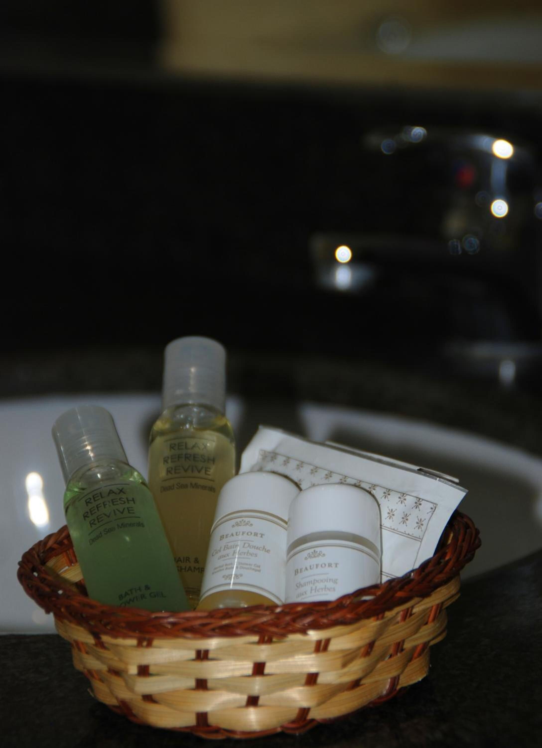 bathtub, deep-soaking bathtub, free toiletries, hair dryer