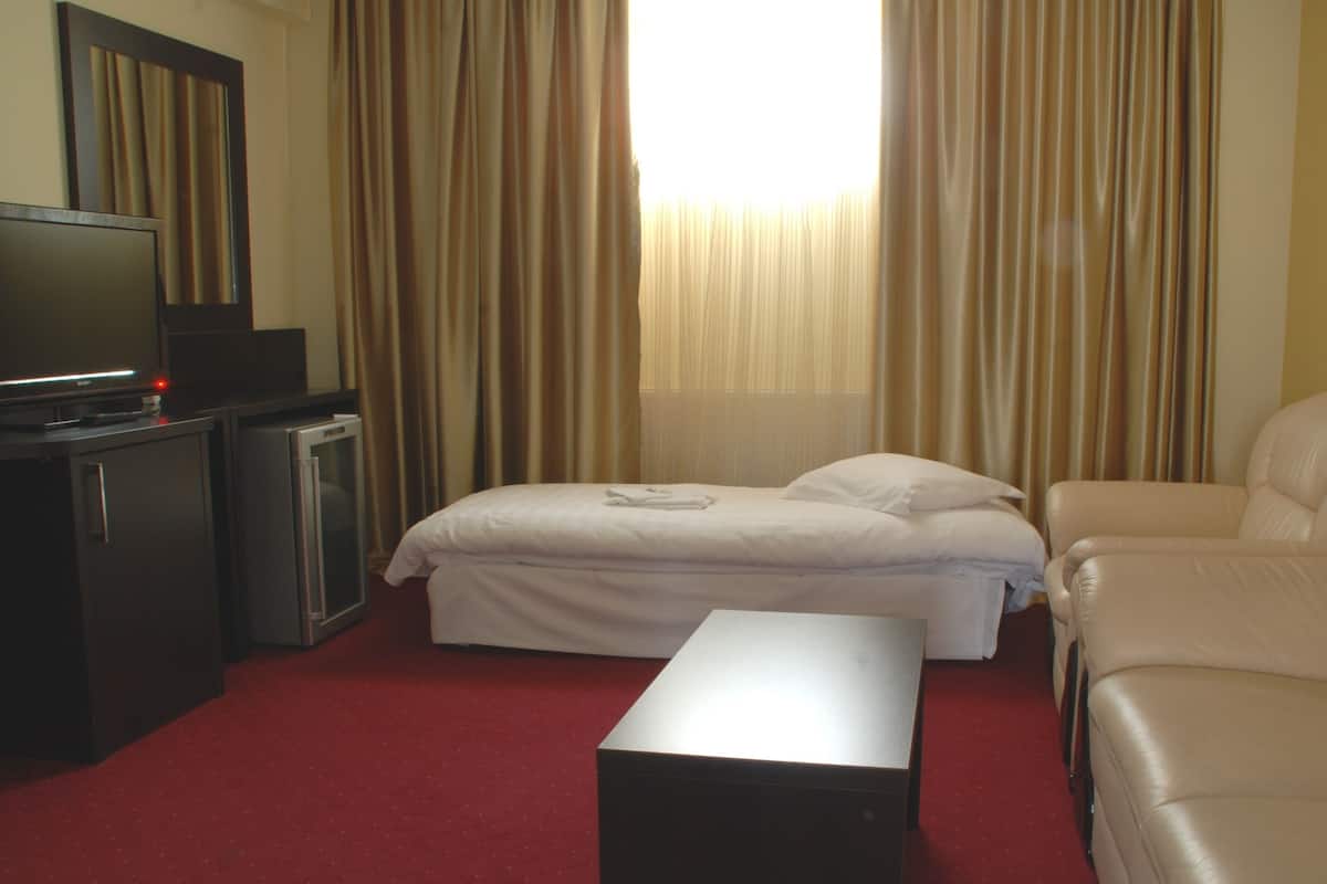 business suite | pillow-top beds, minibar, in-room safe, desk