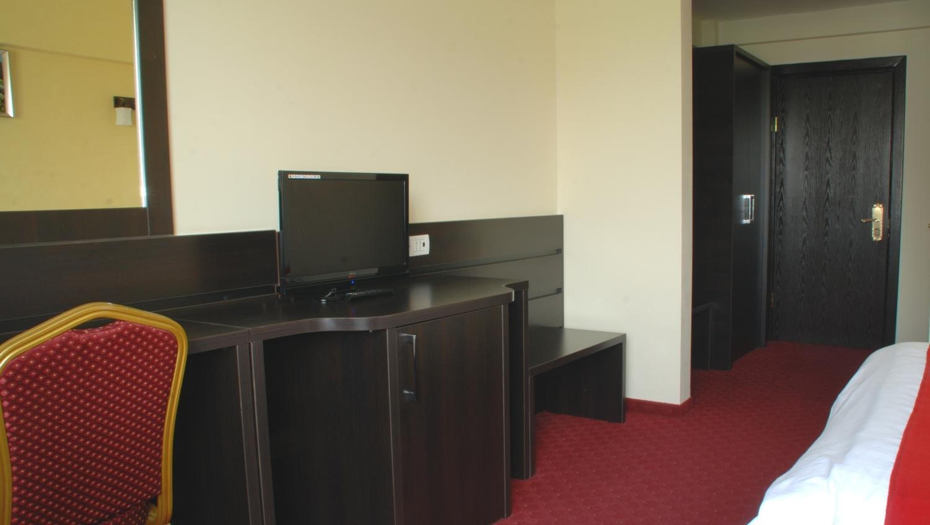 pillow-top beds, minibar, in-room safe, desk