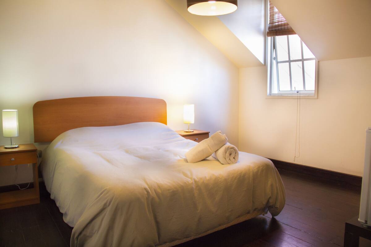 Tabla de planchar con plancha, wifi gratis y ropa de cama