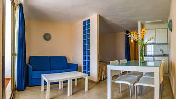 Verduisterende gordijnen, een strijkplank/strijkijzer, babybedden