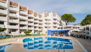 Una piscina al aire libre de temporada