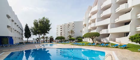 Una piscina al aire libre de temporada