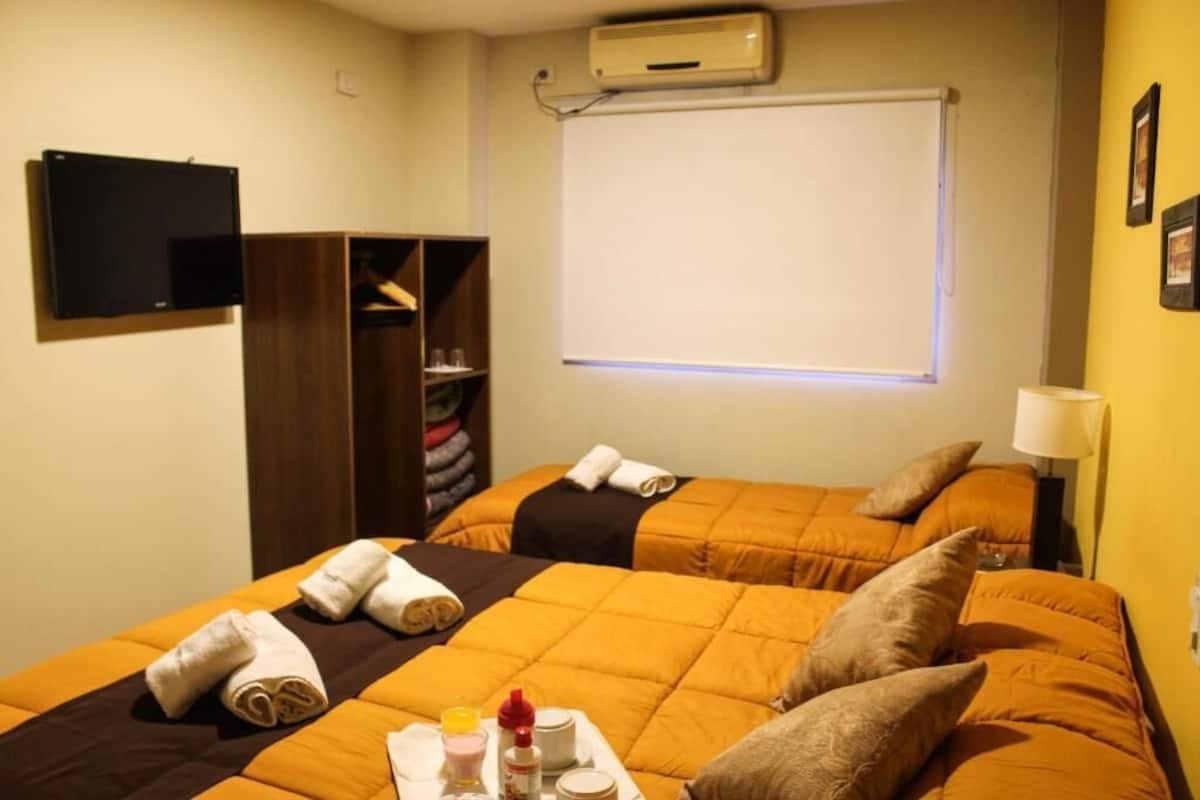 Caja de seguridad en la habitación y tabla de planchar con plancha