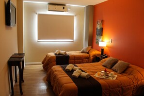 Standard Üç Kişilik Oda | Odada kasa, ütü/ütü masası, ücretsiz kablosuz İnternet, çarşaf takımı