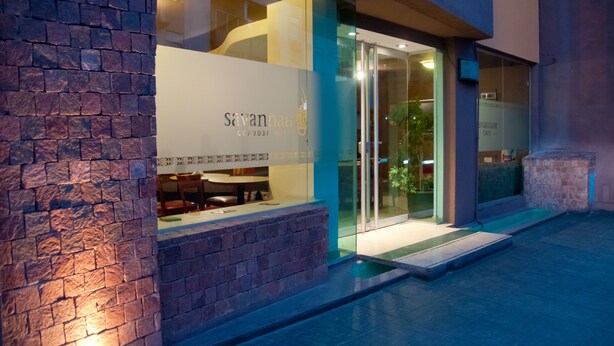 Un edificio moderno con entrada de vidrio, fachada de piedra y un cartel que dice "Savanpan".
