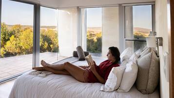 Tabla de planchar con plancha y ropa de cama