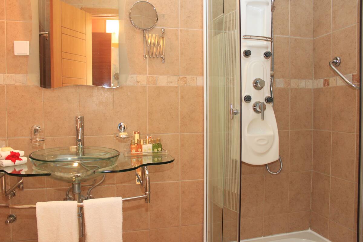 Minibar, in-room safe, iron/ironing board, free WiFi