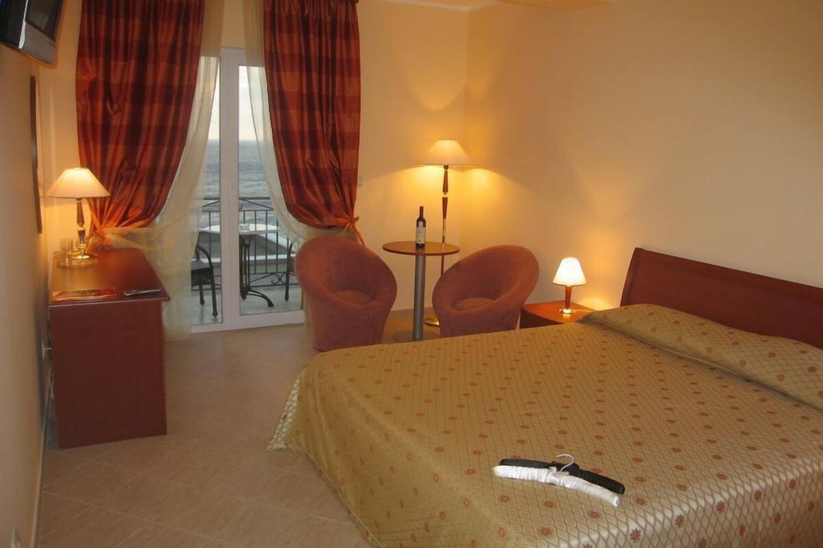Minibar, in-room safe, iron/ironing board, free WiFi