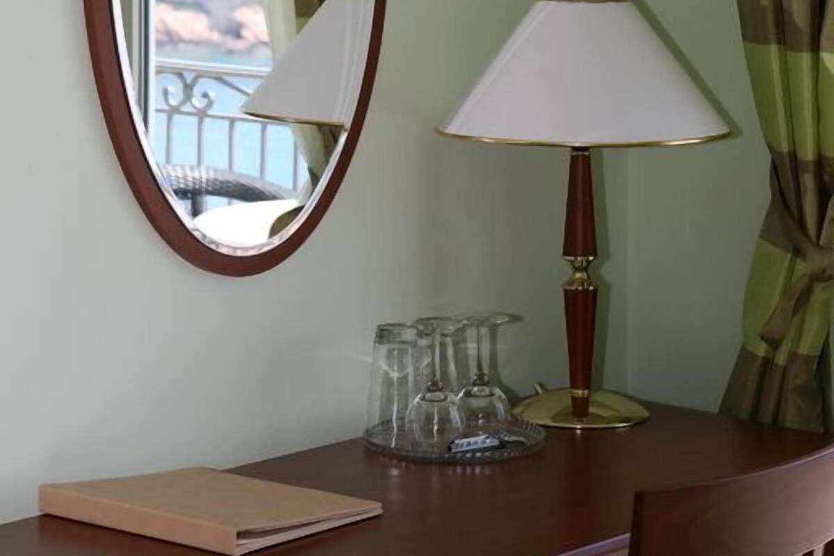 Minibar, in-room safe, iron/ironing board, free WiFi