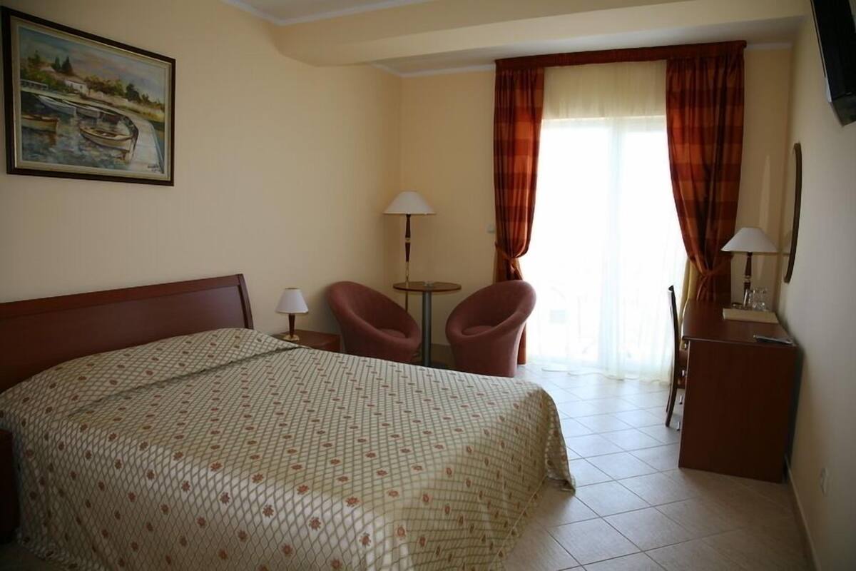 Minibar, in-room safe, iron/ironing board, free WiFi