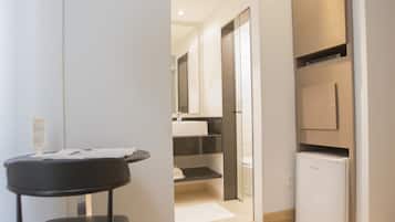 Deluxe Single Room | Minibar, in-room safe, free WiFi, bed sheets