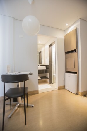 Deluxe Single Room | 迷你吧、客房内保险箱、办公桌、婴儿床