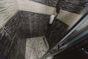 Chambre Triple Design, coin cuisine, vue montagne | Douche de la salle de bain