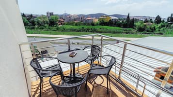 Departamento panorámico, 2 habitaciones, balcón, vista parcial al mar | Vista a la ciudad