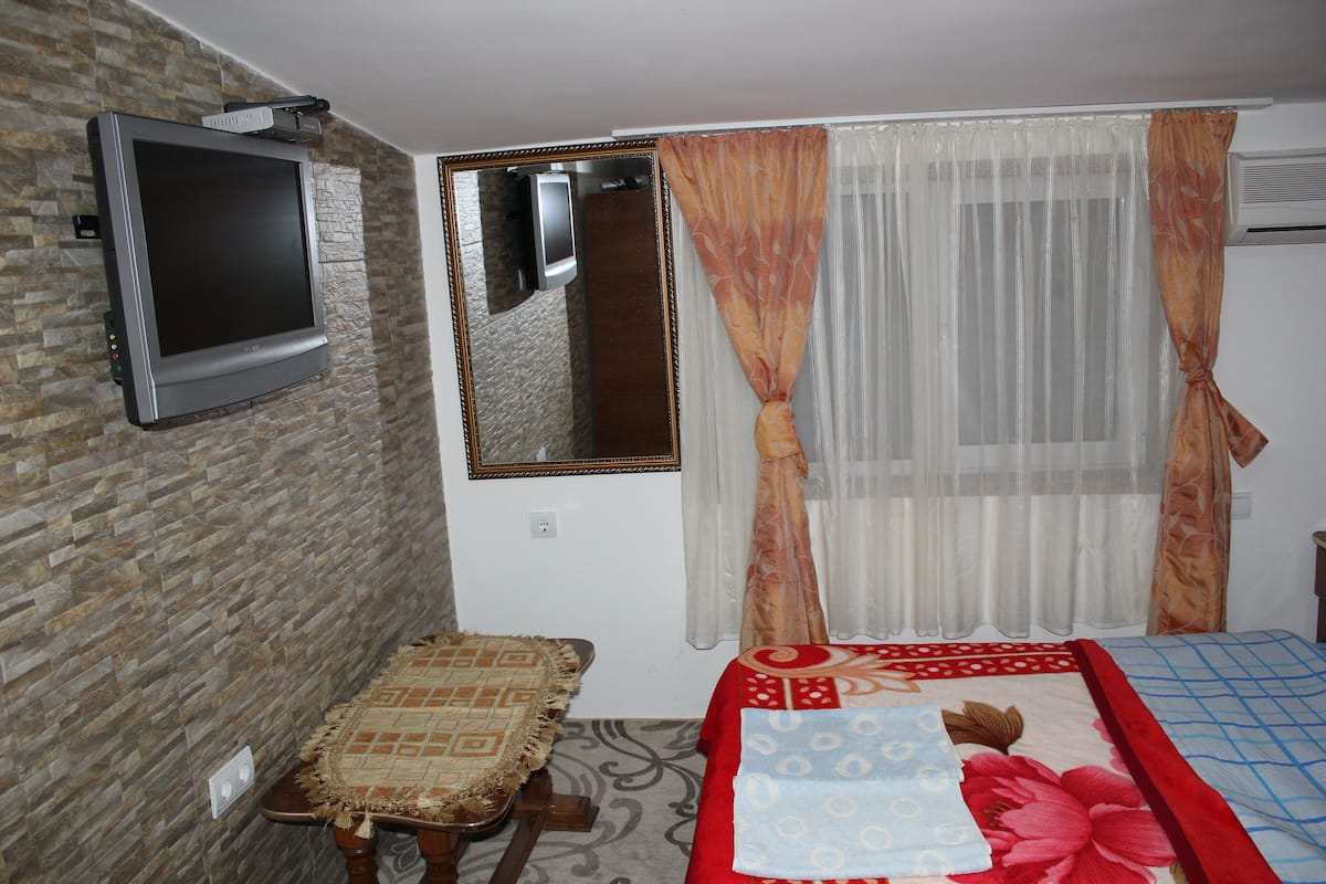 32-inch LED TV with satellite channels, TV