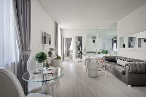 Suite Luxury | Area soggiorno | TV a schermo piatto