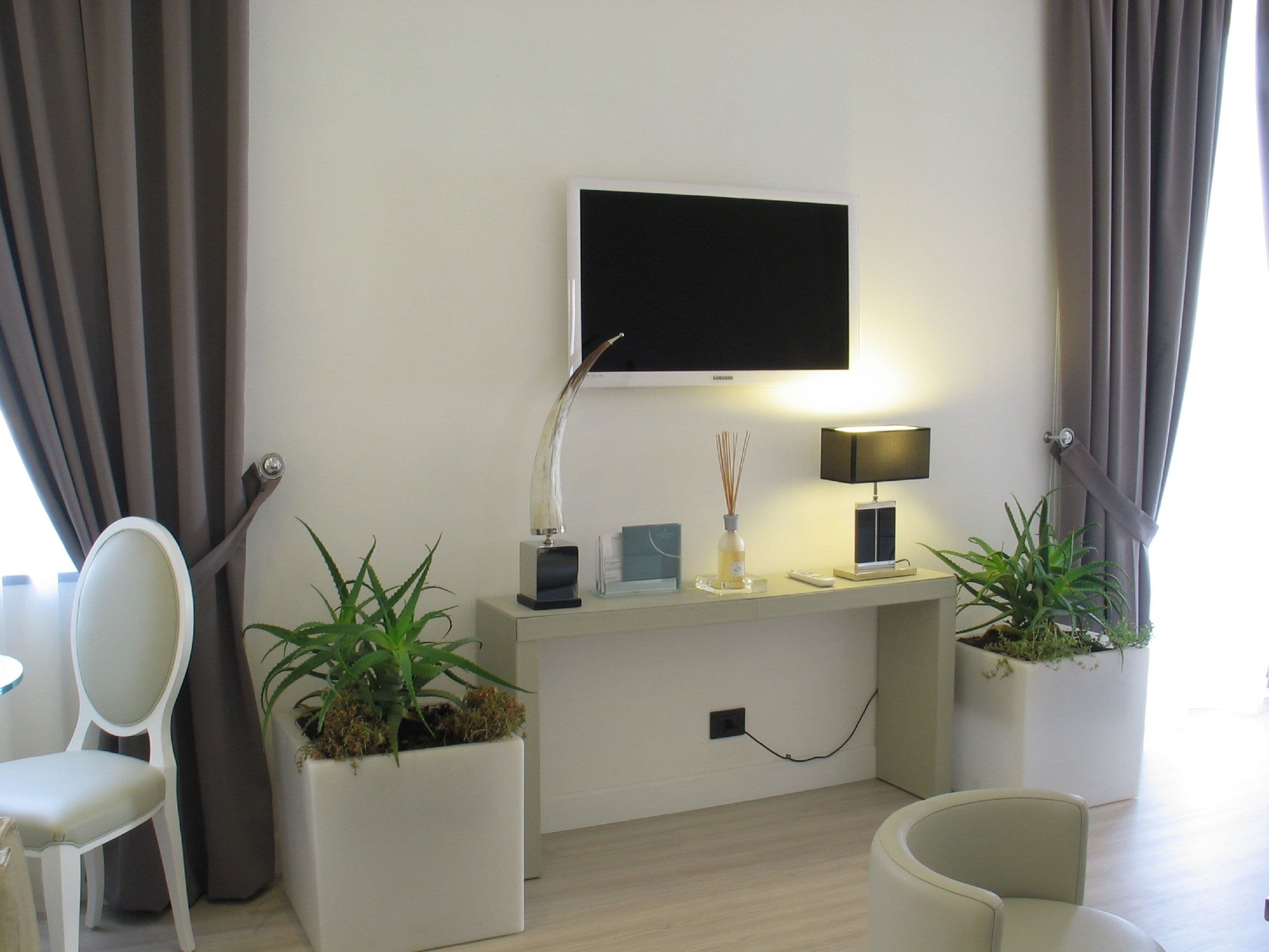 luxury suite | living area | flat-screen tv
