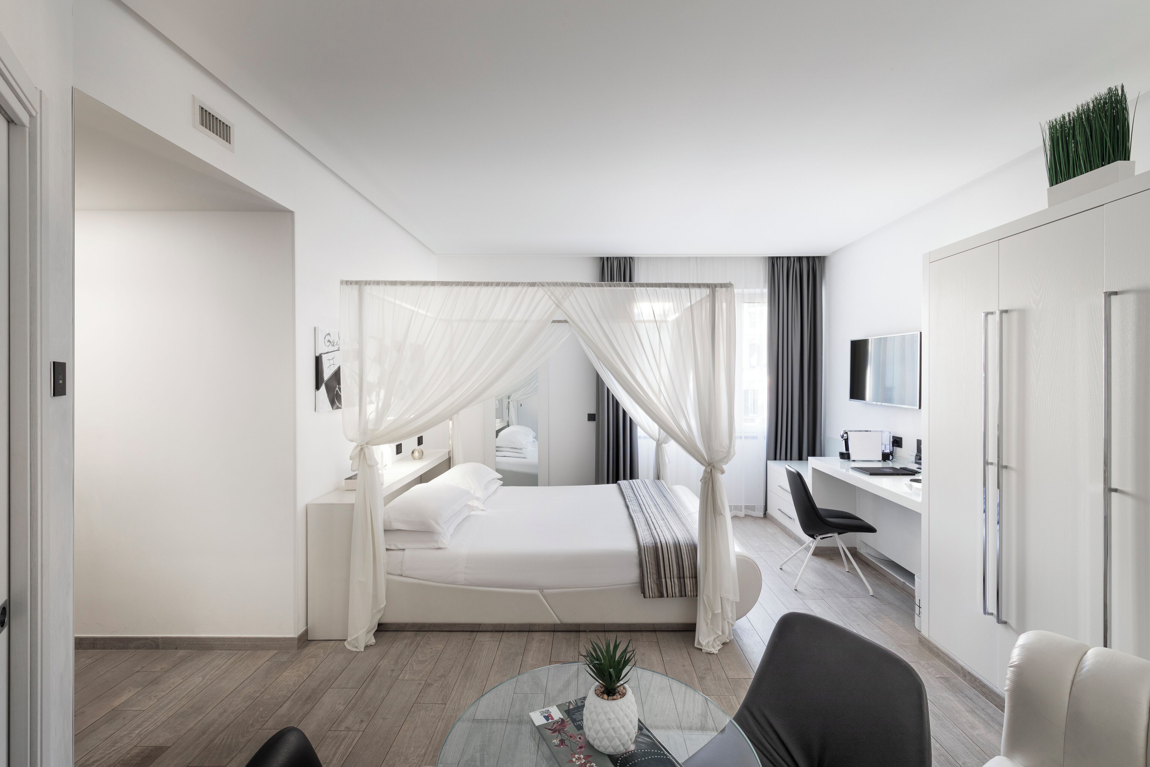 Une chambre d’hôtel moderne, équipée d’un lit, d’un bureau et d’une chaise.