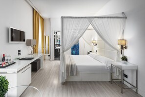 Habitación ejecutiva, Terraza | Ropa de cama de alta calidad, edredón y minibar 