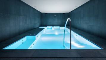 Alberca techada y camastros