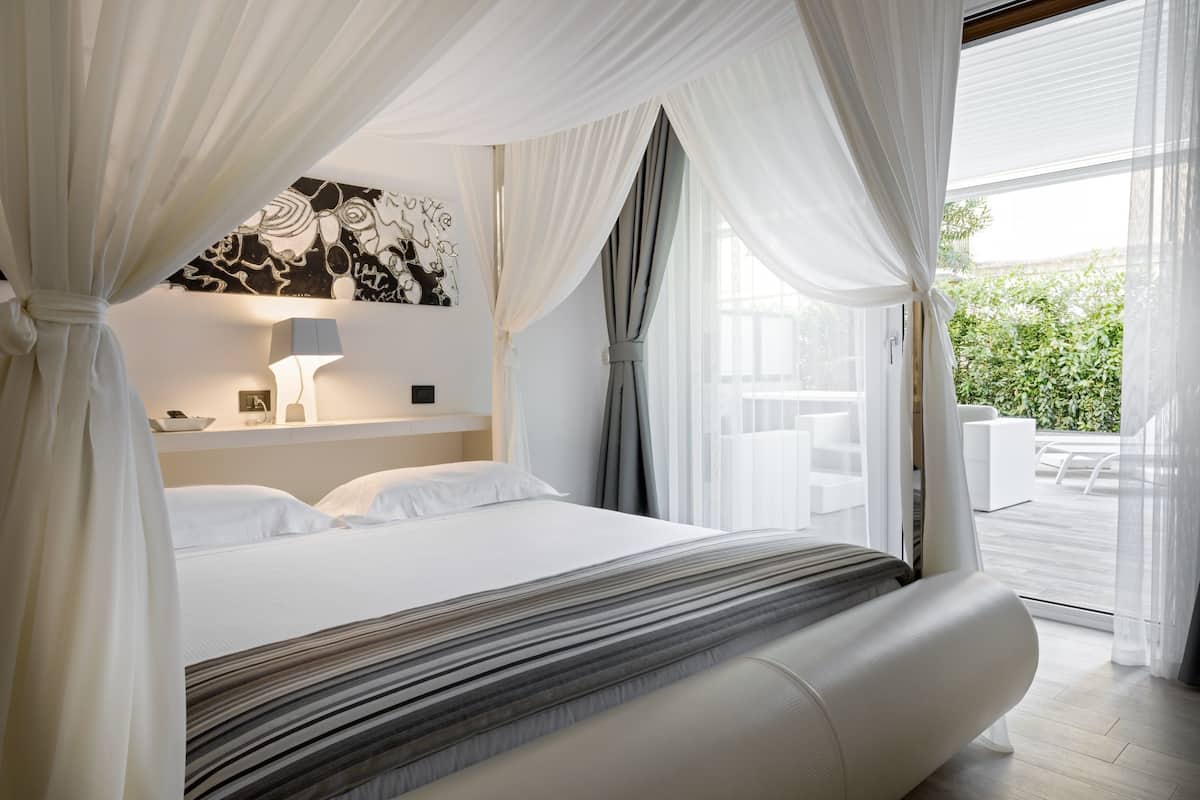Luxe suite, hot tub, bijgebouw | 1 slaapkamer, luxe beddengoed, donzen dekbedden, een minibar