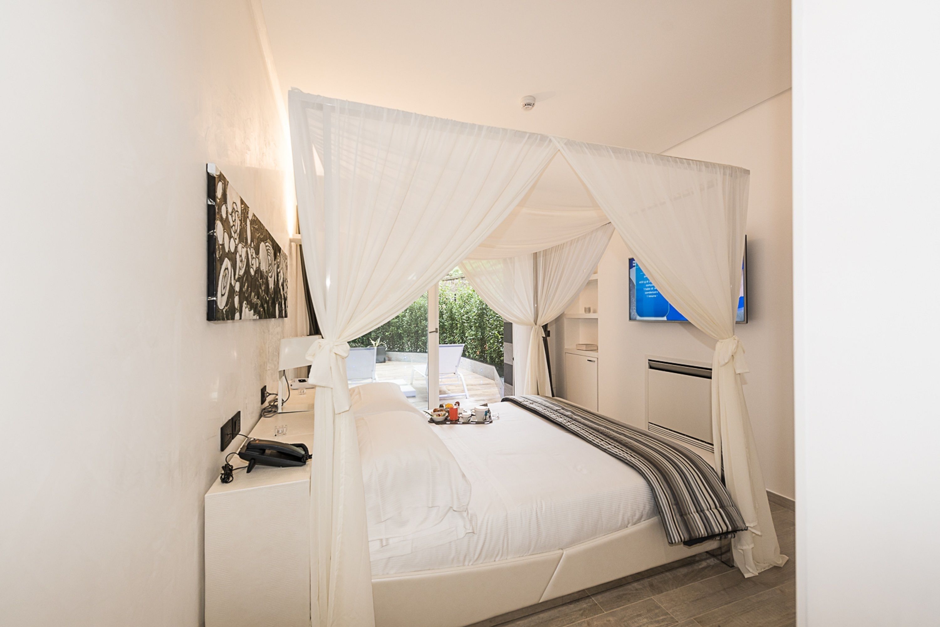 luxury suite, hot tub, annex building | 1 bedroom, premium bedding, down duvets, minibar