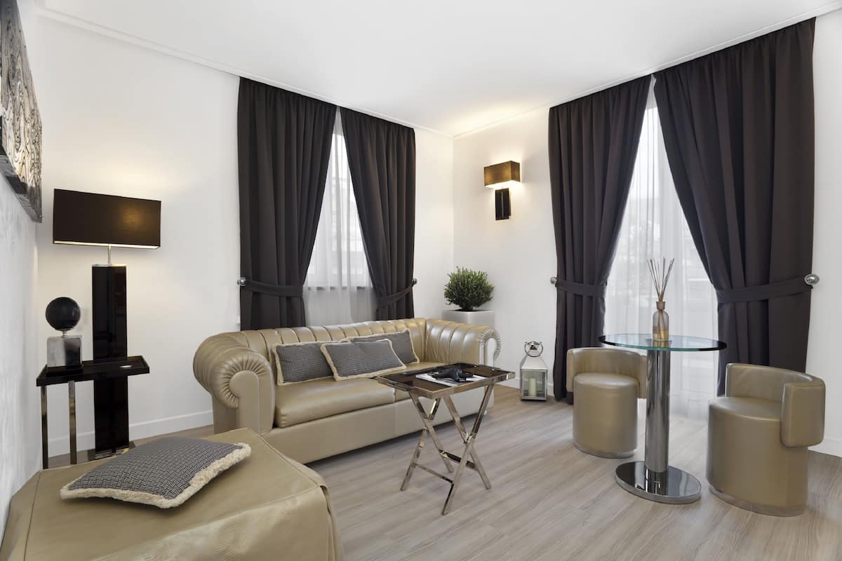 Premium suite | Woonruimte | Een flatscreentelevisie