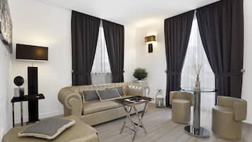 Suite Premium | Área de sala de estar | Televisión de pantalla plana