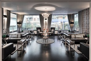 Coin salon dans le hall