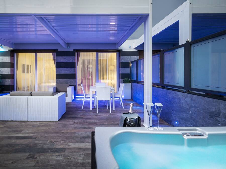 Jetted bathtub