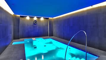 Indoor pool, sun loungers