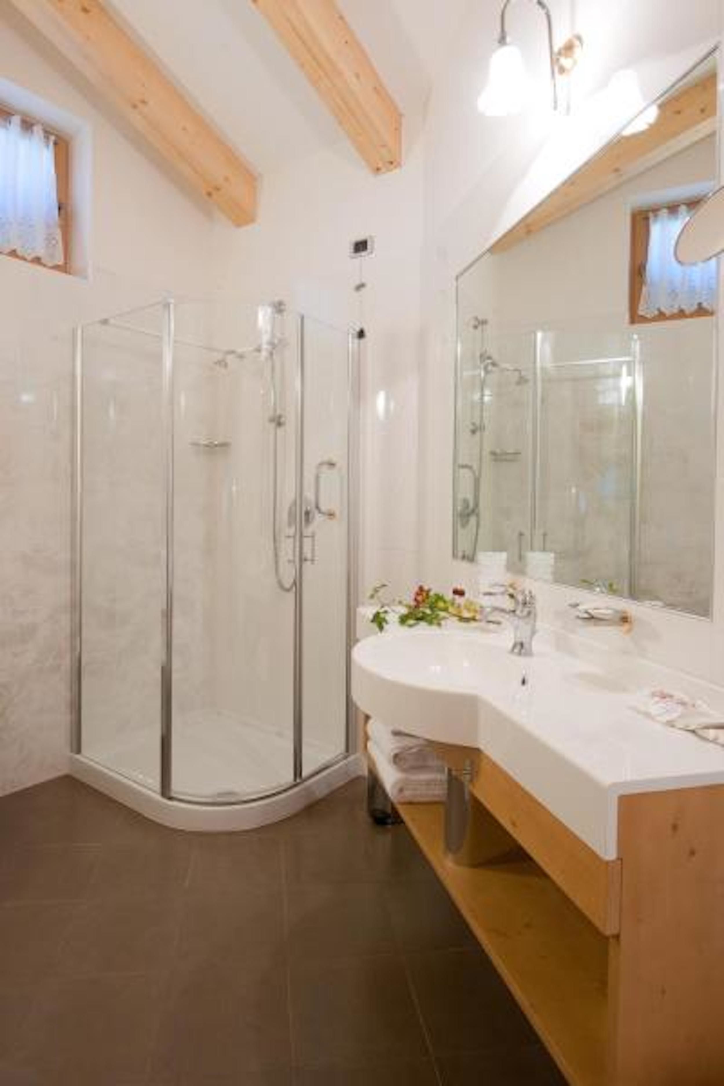 junior suite | bathroom | shower, hair dryer, bidet, towels