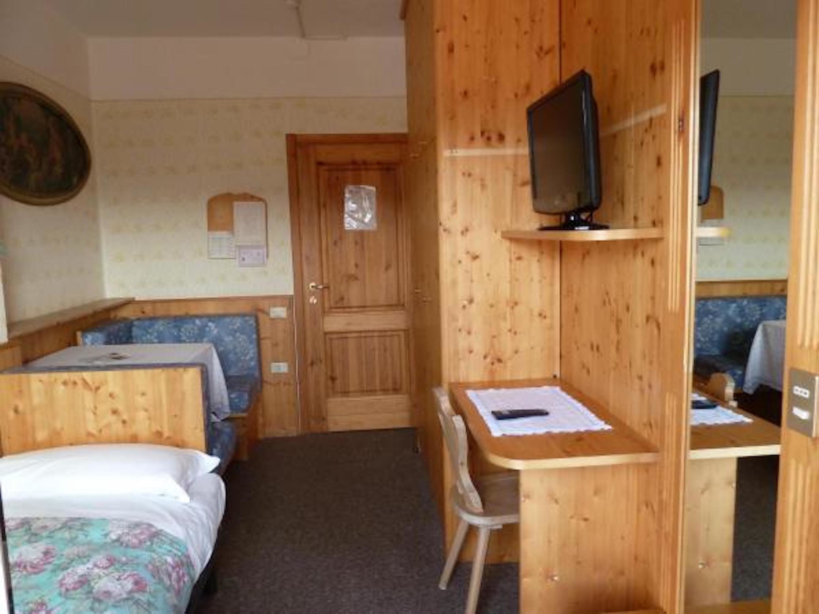 single room | in-room safe, desk, free wifi, bed sheets