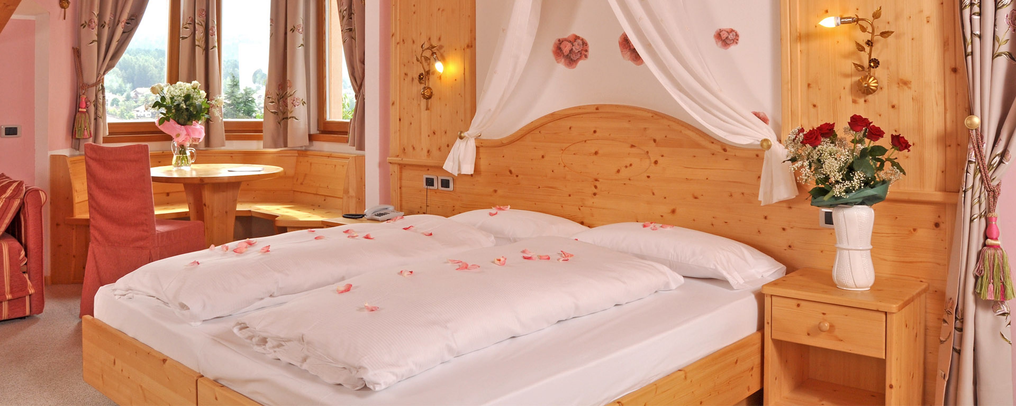 junior suite | in-room safe, desk, free wifi, bed sheets